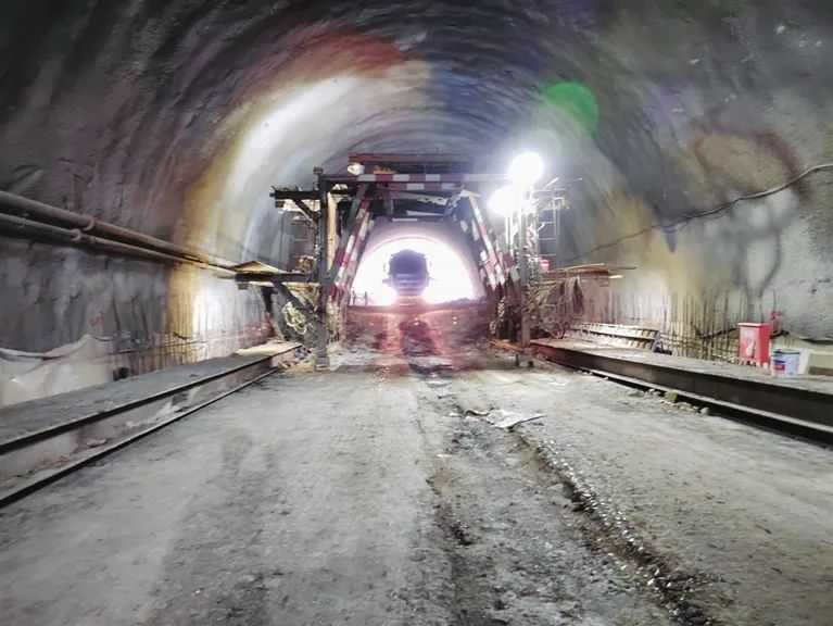 太原西北二環(huán)高速明扶嶺隧道左洞貫通