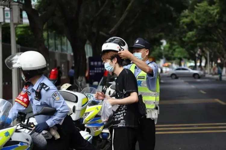 走錯考場 忘帶證件 高考首日交警救助考生18人
